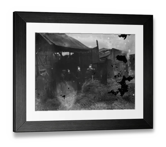 Framed Print : A fire at Hulberry Farm in Eynsford, Kent, attended to by the local fire department