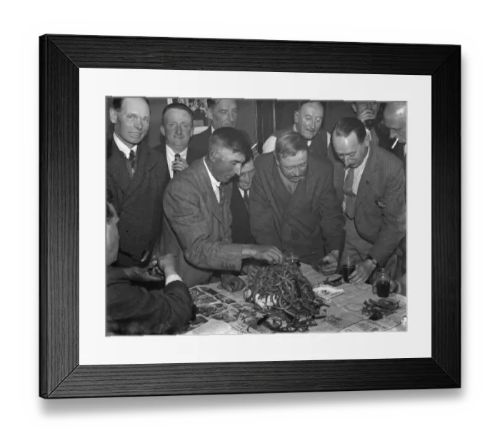 Framed Print : Paying in night at the Rat and Sparrow Club in Eynsford, Kent. Men examine Framed Print : Paying in night at the Rat and Sparrow Club in Eynsford, Kent. Men examine