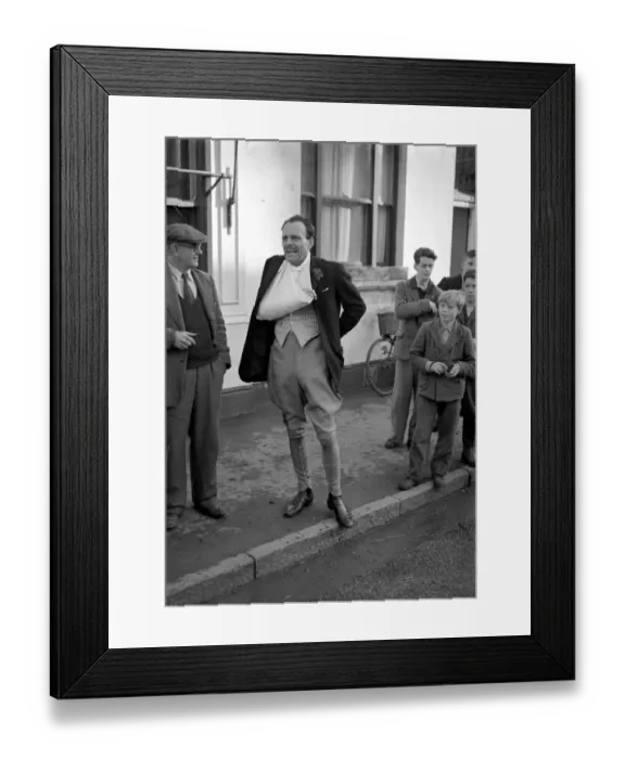 Framed Print : Terry Thomas the well known comedian, went hunting with the Old Surrey and Burstow Hunt Framed Print : Terry Thomas the well known comedian, went hunting with the Old Surrey and Burstow Hunt