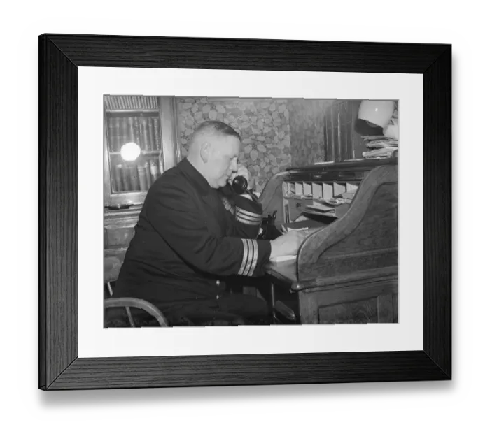 Framed Print : Thames pilots at Gravesend, Kent, who help ships navigate through the congested