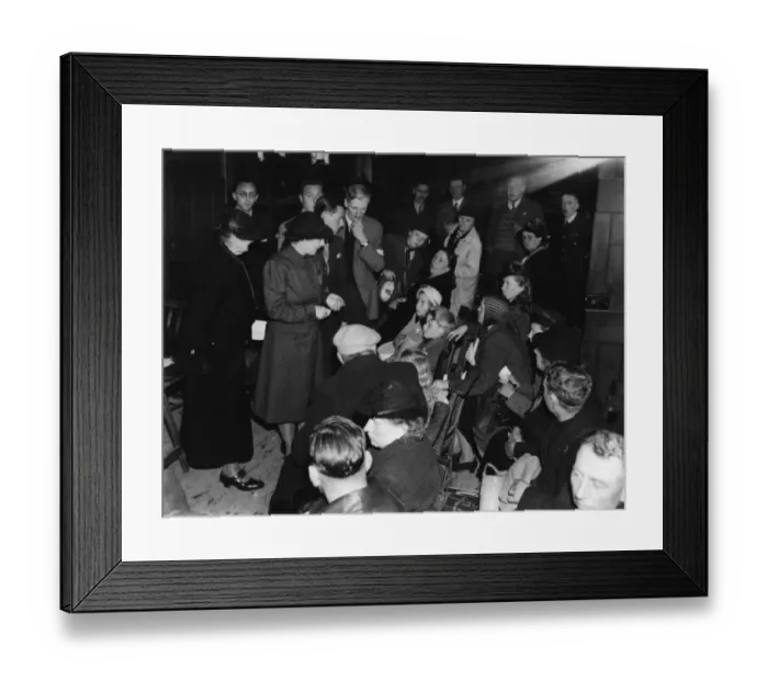 Framed Print : SS Athenia survivors at Chiselhurst, Kent 1939 Framed Print : SS Athenia survivors at Chiselhurst, Kent 1939