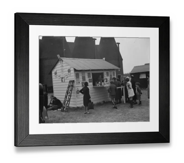 Framed Print : Whitbreads hop farm in Belting, Kent. People queuing up at the onsite milk bar Framed Print : Whitbreads hop farm in Belting, Kent. People queuing up at the onsite milk bar