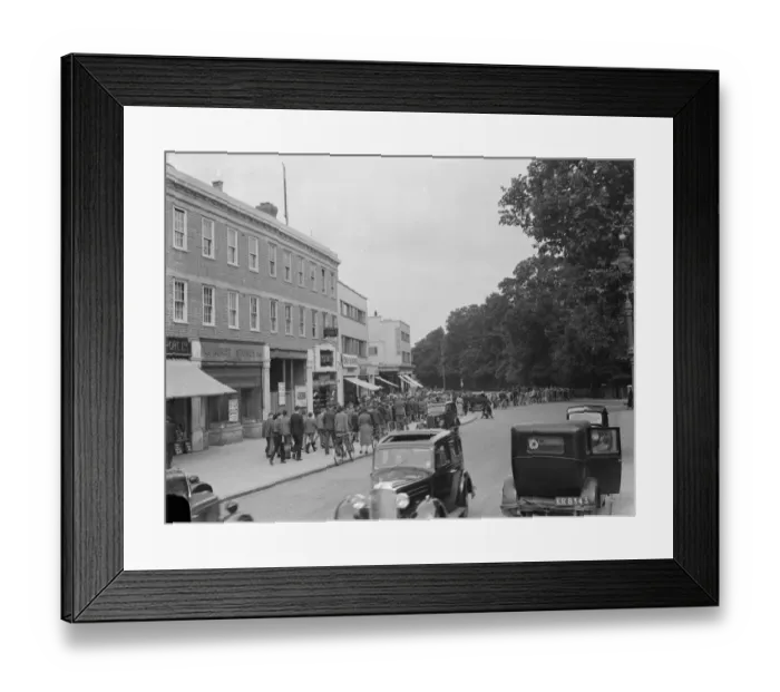 Framed Print : School children are treated to a film at the Odeon cinema in Sidcup, Kent Framed Print : School children are treated to a film at the Odeon cinema in Sidcup, Kent