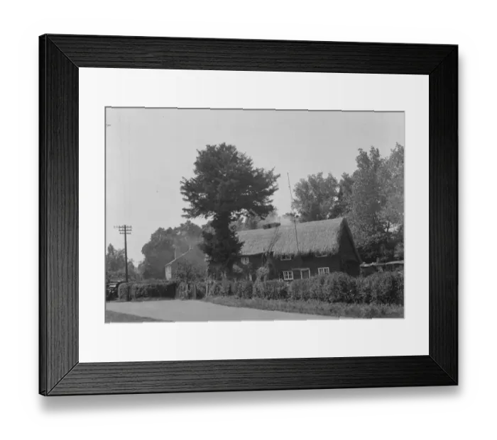 Framed Print : A man thatching the roof of a cottage in Hartley, Kent. 10 June 1937 Framed Print : A man thatching the roof of a cottage in Hartley, Kent. 10 June 1937