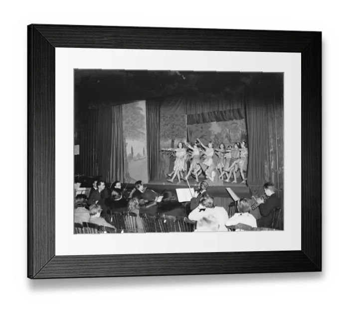 Framed Print : Singing and dancing at the The Galley Hill School in Swanscombe, Kent