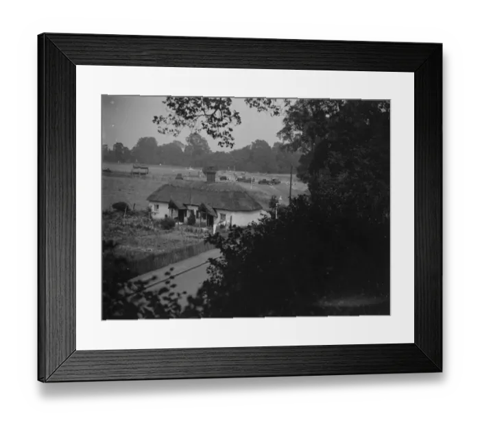 Framed Print : An old thatched roof cottage on Perry Street in Chislehurst, Kent