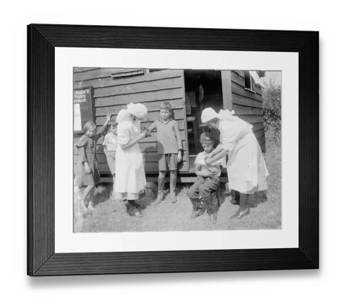 Framed Print : Nurses tending to injured children at the Hop pickers dispensary at Faversham, Kent