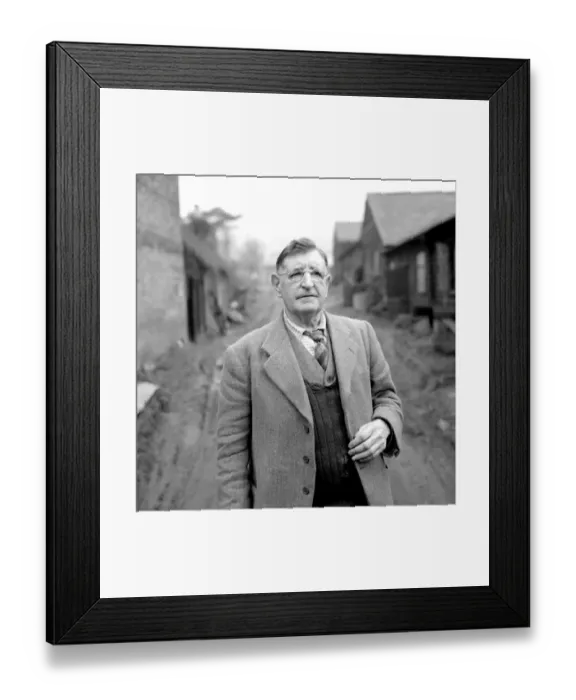 Framed Print : Mr P. Westacott farms some 440 acres near sevenoaks, Kent has 2200 head of sheep