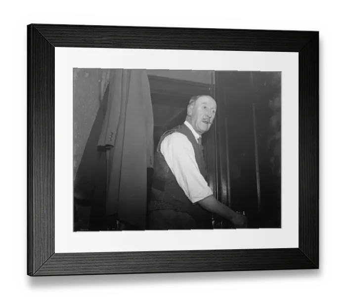 Framed Print : Mr William Yarworth attending the paying in night at the Rat and Sparrow Club in Eynsford Framed Print : Mr William Yarworth attending the paying in night at the Rat and Sparrow Club in Eynsford