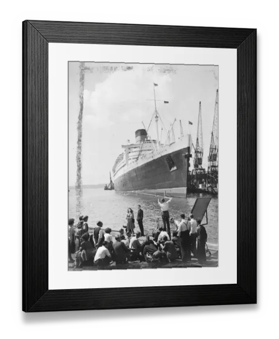 Framed Print : The giant Cunard White Star Liner Queen Elizabeth gets what is probably her first Framed Print : The giant Cunard White Star Liner Queen Elizabeth gets what is probably her first