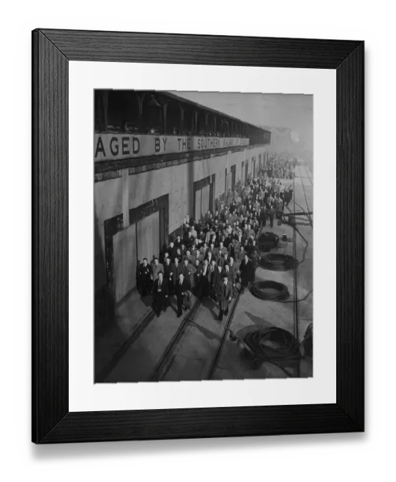 Framed Print : Queen Marys crew goes back. Following a meeting in striking members of the crew Framed Print : Queen Marys crew goes back. Following a meeting in striking members of the crew