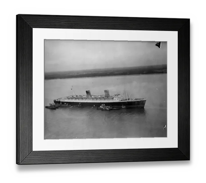 Framed Print : Further efforts by tugs to get the Queen Elizabeth away from the Brambles shingle Framed Print : Further efforts by tugs to get the Queen Elizabeth away from the Brambles shingle
