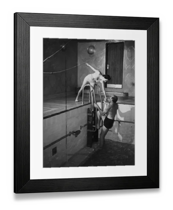 Framed Print : Passengers on the maiden voyage of the RMS Queen Elizabeth a luxury liner, enjoyed