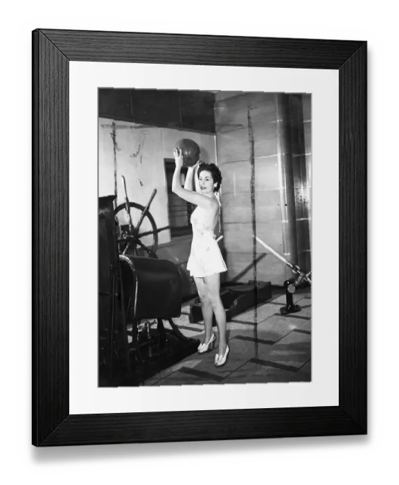 Framed Print : Passengers on the maiden voyage of the RMS Queen Elizabeth a luxury liner, enjoyed Framed Print : Passengers on the maiden voyage of the RMS Queen Elizabeth a luxury liner, enjoyed