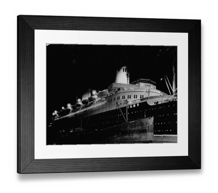 Framed Print : The North German Lloyd liner Bremen, which arrived in New York with 1600 passengers