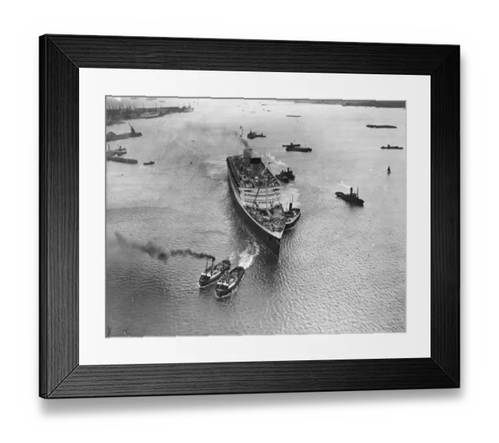 Framed Print : The worlds largest liner, the 83, 000 ton Cunarder Queen Elizabeth arrived at Southampton Framed Print : The worlds largest liner, the 83, 000 ton Cunarder Queen Elizabeth arrived at Southampton