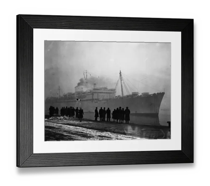 Framed Print : MV Carnarvon Castle arriving at Southampton carrying families of special servicemen Framed Print : MV Carnarvon Castle arriving at Southampton carrying families of special servicemen