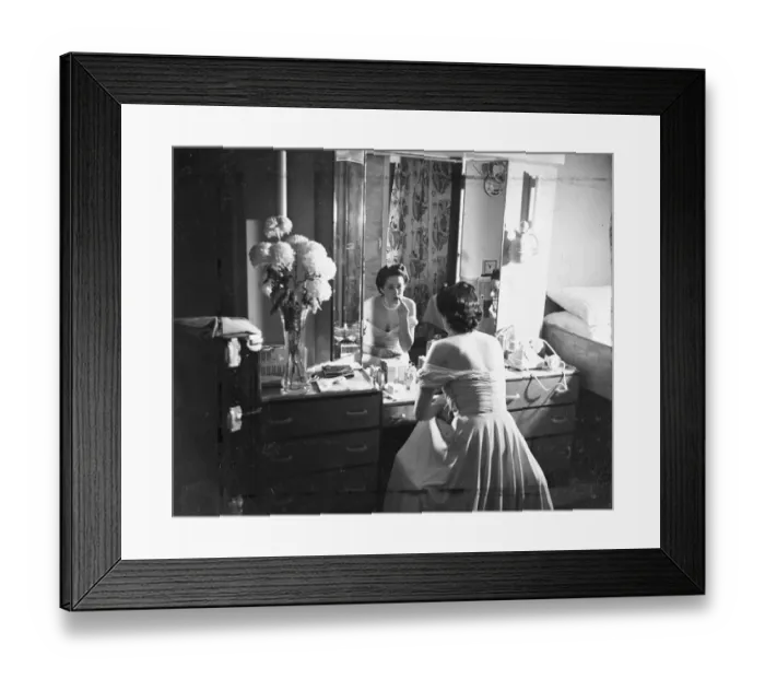 Framed Print : A Woman passengers on the maiden voyage of the RMS Queen Elizabeth luxury liner Framed Print : A Woman passengers on the maiden voyage of the RMS Queen Elizabeth luxury liner