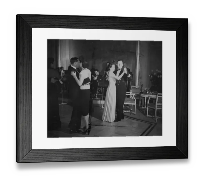 Framed Print : Passengers on the maiden voyage of the HMS Queen Elizabeth luxury liner, dancing Framed Print : Passengers on the maiden voyage of the HMS Queen Elizabeth luxury liner, dancing