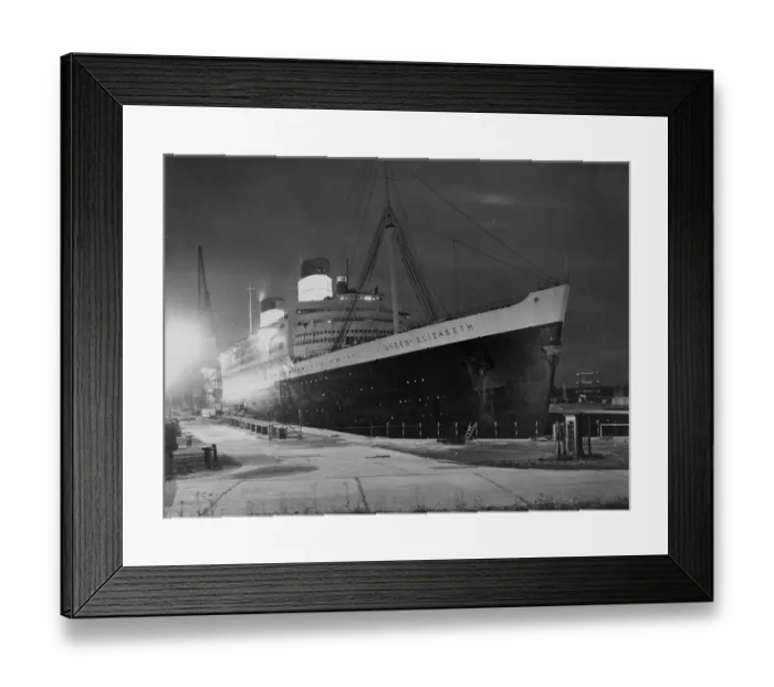 Framed Print : The Queen Elizabeth in dry dock. After hold-up at 12 hours due to unfavourable weather Framed Print : The Queen Elizabeth in dry dock. After hold-up at 12 hours due to unfavourable weather