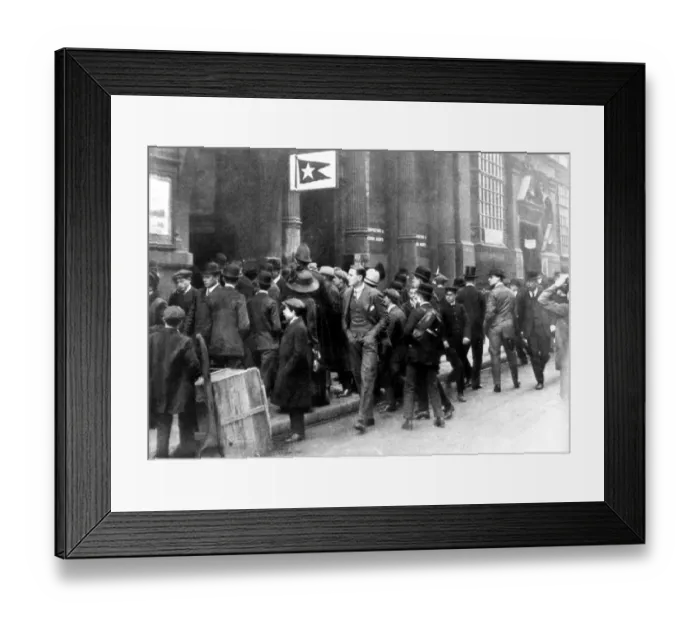 Framed Print : Crowds stand outside the White Star Line office in Leadenhall Street, waiting for Framed Print : Crowds stand outside the White Star Line office in Leadenhall Street, waiting for