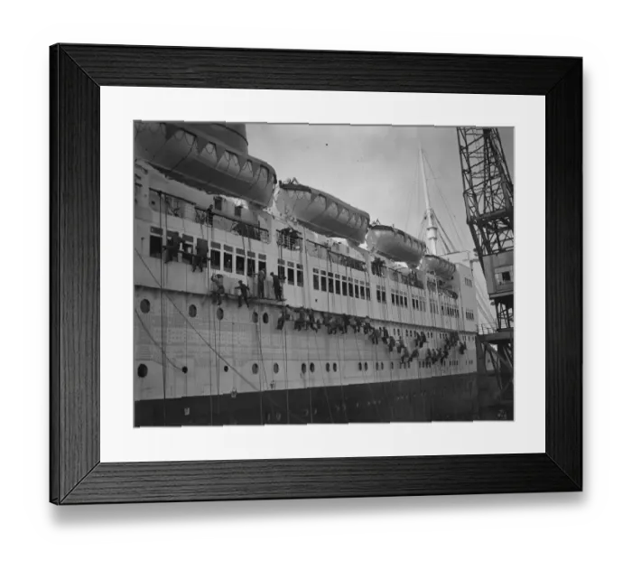 Framed Print : Painters dwarfed by the huge bulk of the Queen Elizabeth, the worlds largest liner