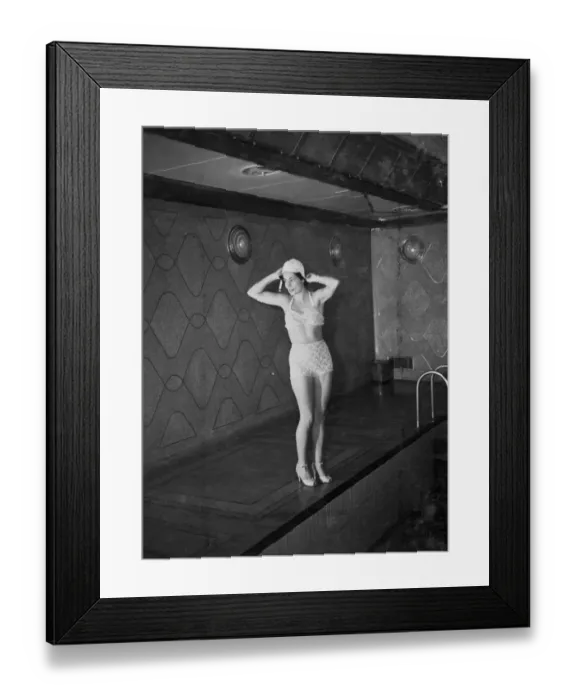Framed Print : Passengers on the maiden voyage of the RMS Queen Elizabeth a luxury liner, enjoyed Framed Print : Passengers on the maiden voyage of the RMS Queen Elizabeth a luxury liner, enjoyed