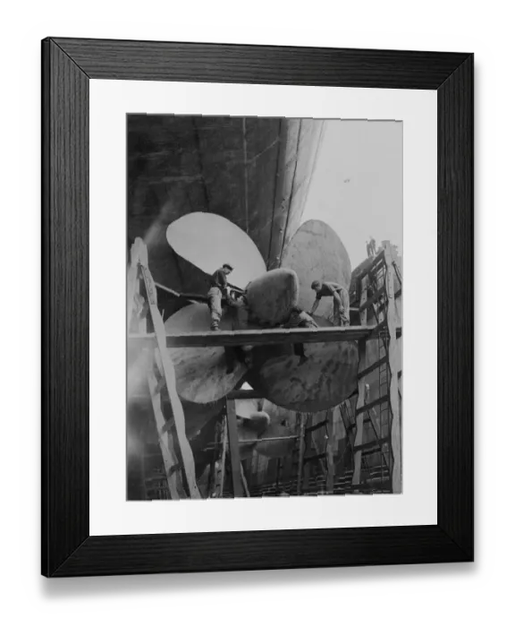 Framed Print : The Queen Elizabeth in dry dock. After hold-up at 12 hours due to unfavourable weather