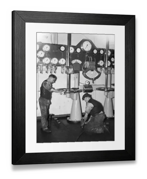 Framed Print : The worlds largest liner, the canard white star Queen Elizabeth, undergoes her Framed Print : The worlds largest liner, the canard white star Queen Elizabeth, undergoes her