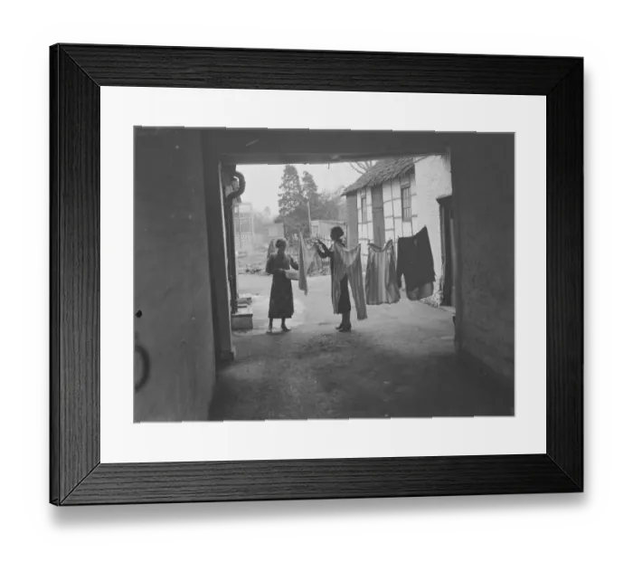 Framed Print : The entrance to the stables at the George and Dragon Inn in Farnborough, Kent Framed Print : The entrance to the stables at the George and Dragon Inn in Farnborough, Kent