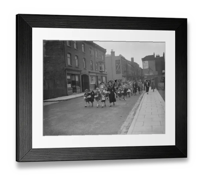 Framed Print : In response to the dangers of war the British government launched a scheme to evacuate Framed Print : In response to the dangers of war the British government launched a scheme to evacuate