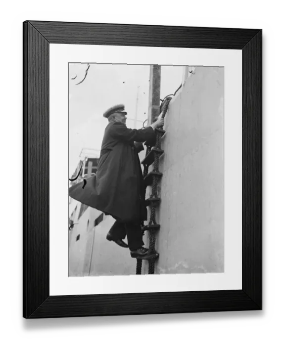 Framed Print : Thames pilots at Gravesend, Kent, who help ships navigate through the congested Framed Print : Thames pilots at Gravesend, Kent, who help ships navigate through the congested