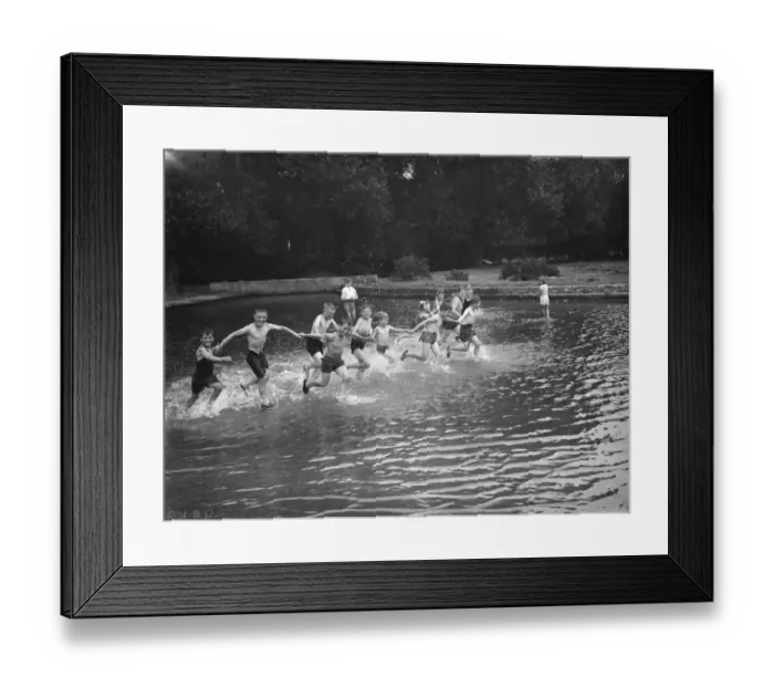 Framed Print : Children bath in the ponds in, Central Park Dartford. 1938
