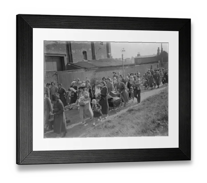 Framed Print : In response to the dangers of war the British government launched a scheme to evacuate Framed Print : In response to the dangers of war the British government launched a scheme to evacuate
