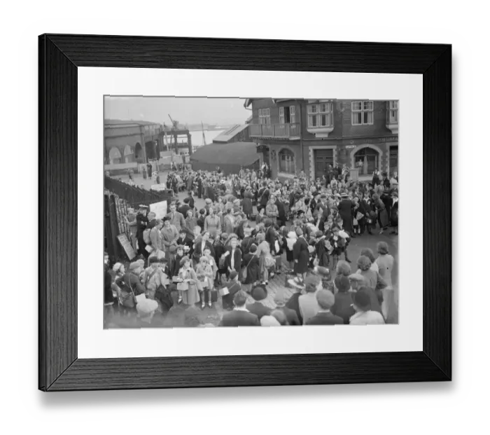 Framed Print : In response to the dangers of war the British government launched a scheme to evacuate Framed Print : In response to the dangers of war the British government launched a scheme to evacuate