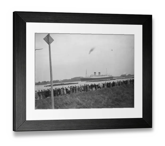 Framed Print : Crowds gather on the bank of the Thames estuary at Long Reach in Dartford, Kent