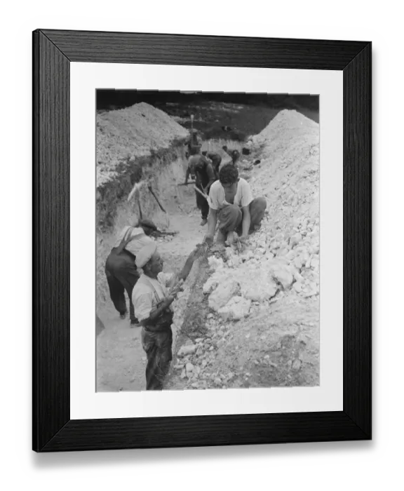 Framed Print : Digging a trench in search for skeletal remains in Horton Kirby, Kent