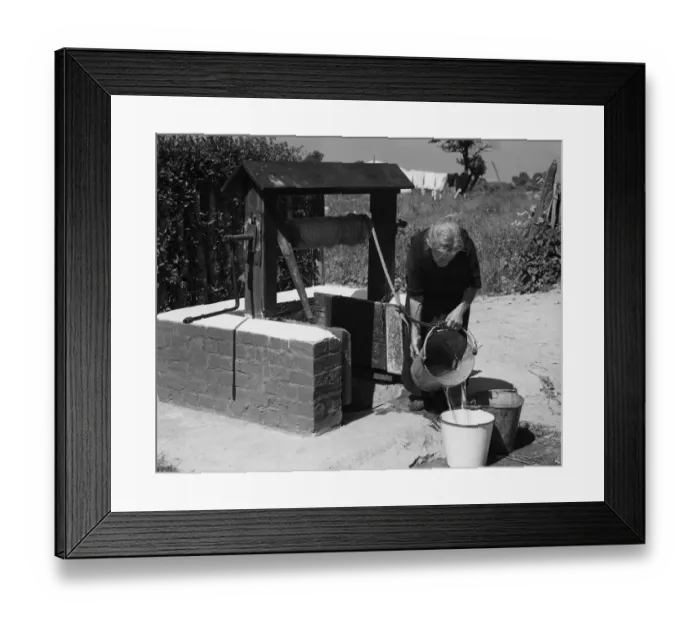 Framed Print : This well was the only source of water for the Kentish village of Dean Bottom Nr Dartford Framed Print : This well was the only source of water for the Kentish village of Dean Bottom Nr Dartford