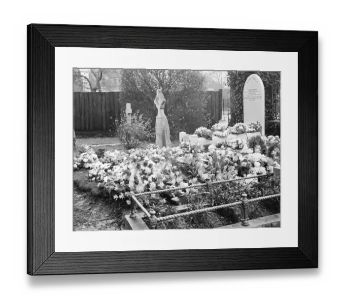 Framed Print : Mrs Watsons grave at St Johns church yard in Sidcup, Kent. 19 January 1939