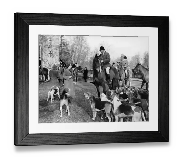 Framed Print : The West Kent Hunt met in the grounds of Hever Castle Near Edenbridge Kent Framed Print : The West Kent Hunt met in the grounds of Hever Castle Near Edenbridge Kent