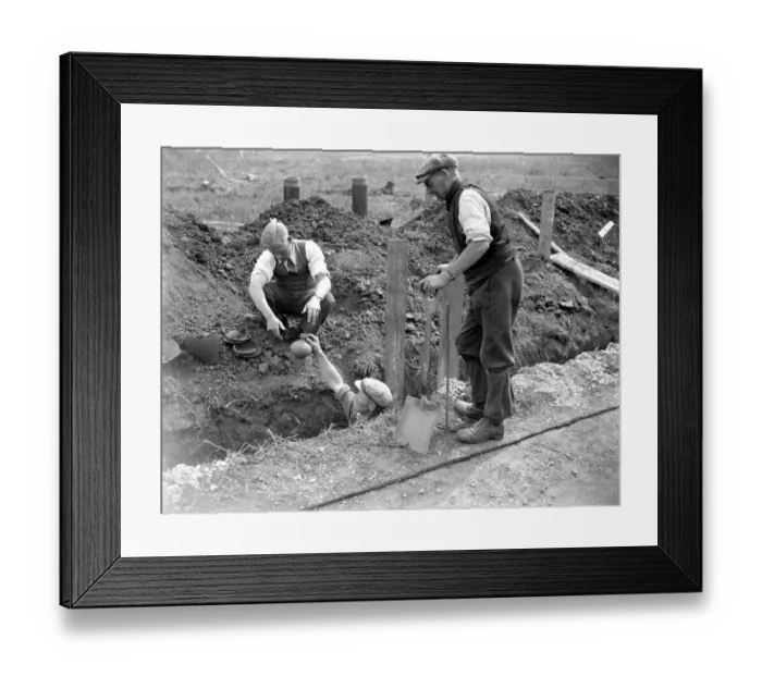 Framed Print : Pottery finds in Orpington, Kent. 1934 Framed Print : Pottery finds in Orpington, Kent. 1934