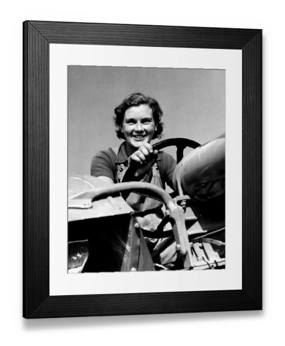 Framed Print : Womans Land Army 1940 Kent