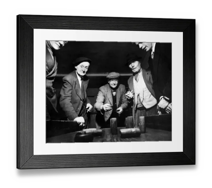 Framed Print : Playing Dadlums (Pocket Skittles) in The Vigo Inn, Wrotham, Kent April 1952