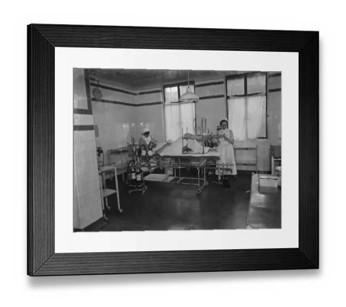 Framed Print : Gravesend Hospital in Kent. Bone setting in out patients theatre Framed Print : Gravesend Hospital in Kent. Bone setting in out patients theatre