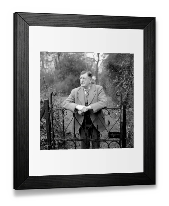 Framed Print : Mr P. Westacott farms some 440 acres near sevenoaks, Kent has 2200 head of sheep Framed Print : Mr P. Westacott farms some 440 acres near sevenoaks, Kent has 2200 head of sheep