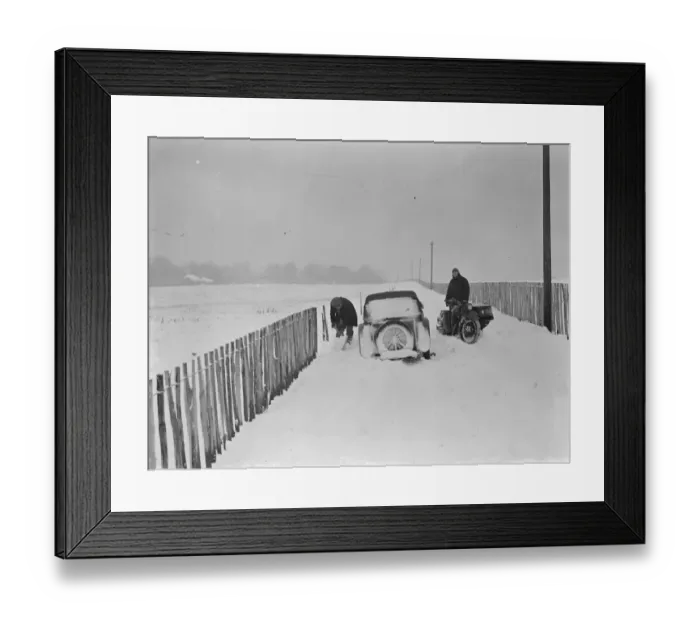 Framed Print : Motorist tries to dig his car out of the snow on Polhill near Orpington Framed Print : Motorist tries to dig his car out of the snow on Polhill near Orpington