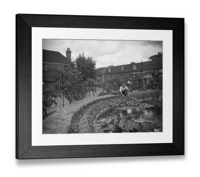 Framed Print : The pond roundabout in Otford. 1938 Framed Print : The pond roundabout in Otford. 1938