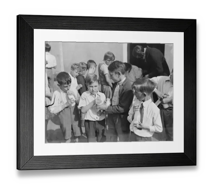 Framed Print : Free milk for children on holiday in Crayford, Kent. The boys are all supplied Framed Print : Free milk for children on holiday in Crayford, Kent. The boys are all supplied