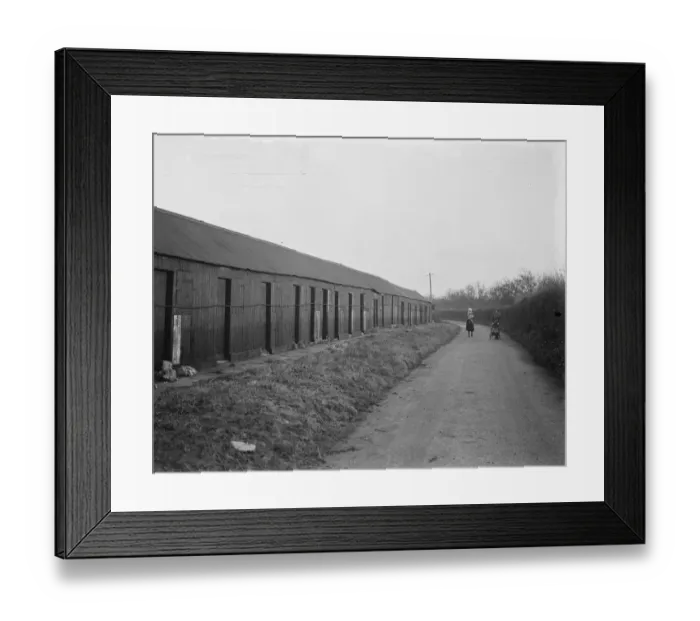 Framed Print : Hop pickers huts in Swanley, Kent. 1939 Framed Print : Hop pickers huts in Swanley, Kent. 1939