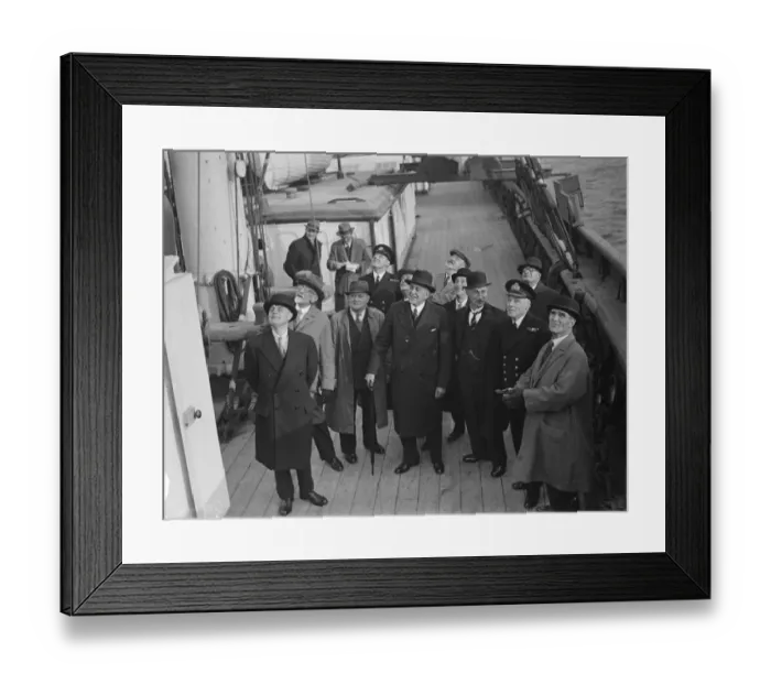 Framed Print : Old salts visit the Cutty Sark in Greenhithe, Kent, with Commander Gordon Charles